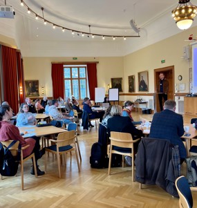 Deltagare i seminarierum om forskningspolitik.