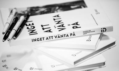 En trave böcker med handboken Inget att vänta på överst