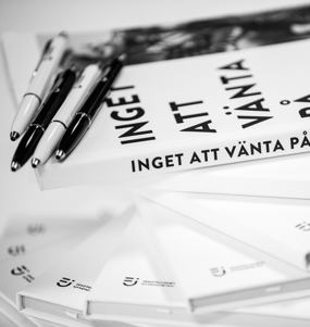 En trave böcker med handboken Inget att vänta på överst