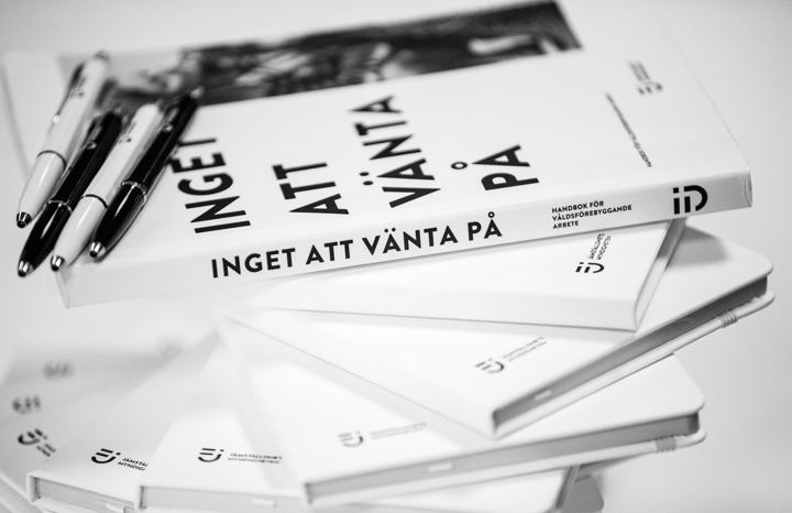 En trave böcker med handboken Inget att vänta på överst